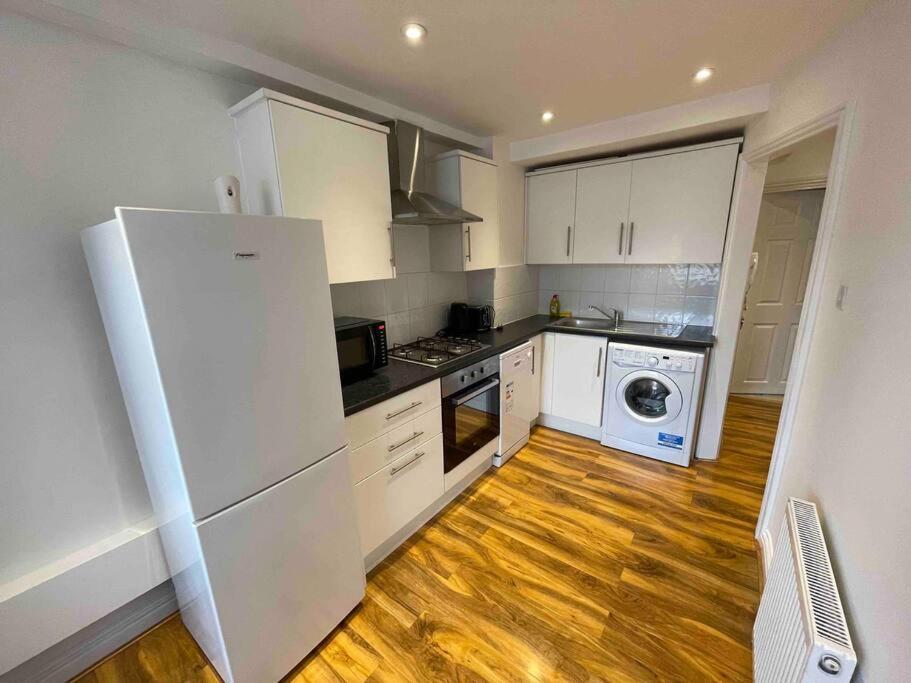 Comfortable 1 Bedroom And Double Sofa Bed Flat London Kültér fotó