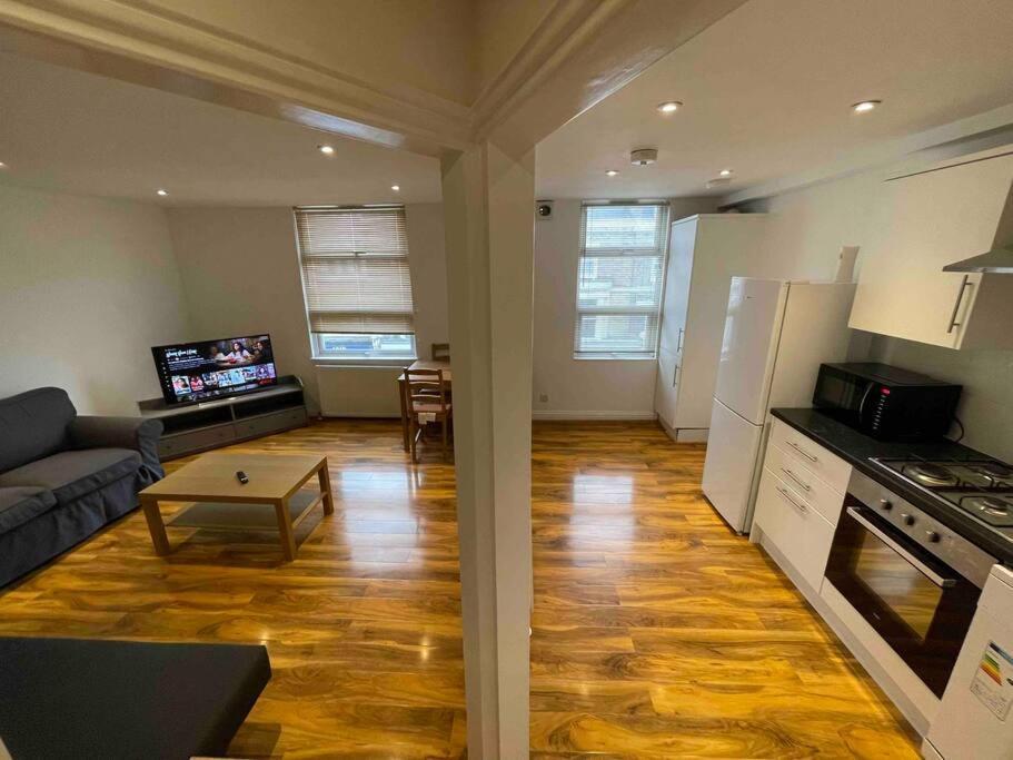 Comfortable 1 Bedroom And Double Sofa Bed Flat London Kültér fotó